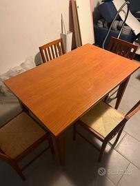 Tavolo allungabile in legno con 4 sedie