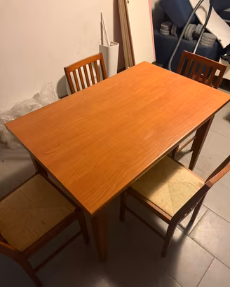 Tavolo allungabile in legno con 4 sedie