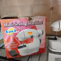 Piccola macchina da cucire è macchina da caffè 