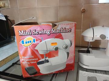 Piccola macchina da cucire è macchina da caffè 