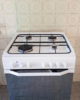 cucina indesit  4 fuochi