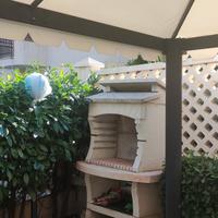 Barbecue bianco e rosa con cappa e griglie 