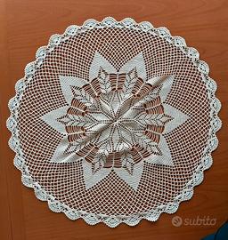 Centro-tavola all’uncinetto eseguito a mano