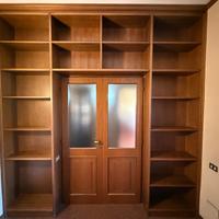 Mobile passante su misura in legno – Libreria e gu