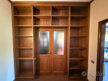 Mobile passante su misura in legno – Libreria e gu