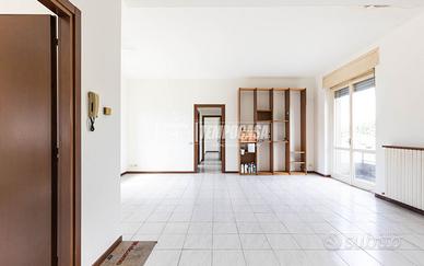 CARUGO TRILOCALE CON AMPIO MAGAZZINO E BOX