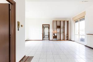 CARUGO TRILOCALE CON AMPIO MAGAZZINO E BOX