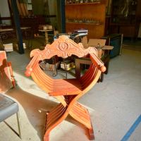 Coppia di sedie Savonarola in legno intagliato