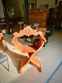 Coppia di sedie Savonarola in legno intagliato