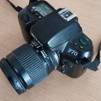 Nikon F70 con obiettivo 