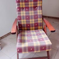 Poltrona in legno reclinabile in tessuto rosso 