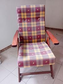 Poltrona in legno reclinabile in tessuto rosso 