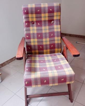 Poltrona in legno reclinabile in tessuto rosso 