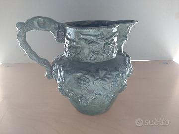 Brocca in stile vintage decorata con motivi di uva