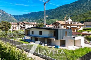 Nuova villa a schiera con giardino a Salorno