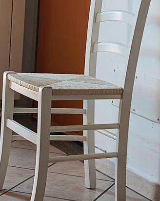 Sedie bianche di legno 