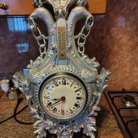 orologio da muro con termometro.