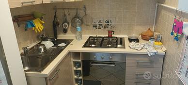 cucina con forno e frigo funzionanti