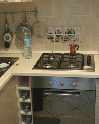 cucina con forno e frigo funzionanti