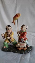 Scuoltura due bambini pescatori portafortuna