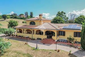 VILLA SINGOLA A BRACCIANO