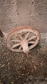 Vecchia ruota in legno