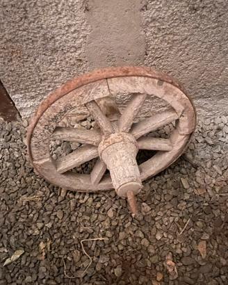 Vecchia ruota in legno