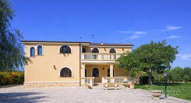 Villa bifamiliare con 2 appartamenti indipendenti