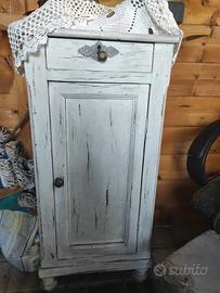 comodino in legno 