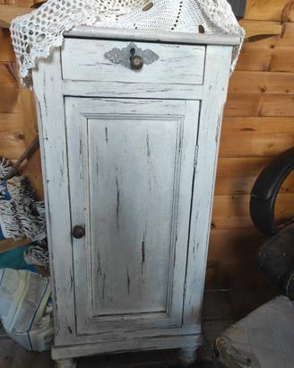 comodino in legno 