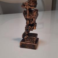 scultura in resina silenzio