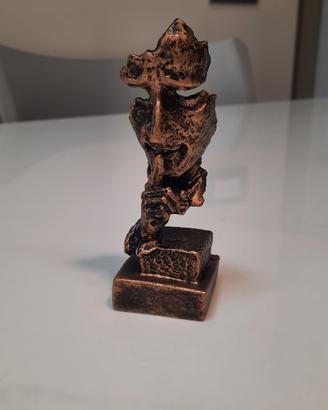 scultura in resina silenzio