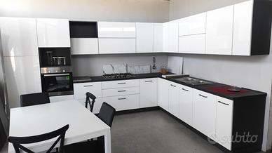 Cucina adattabile fine serie, con elettrodomestici