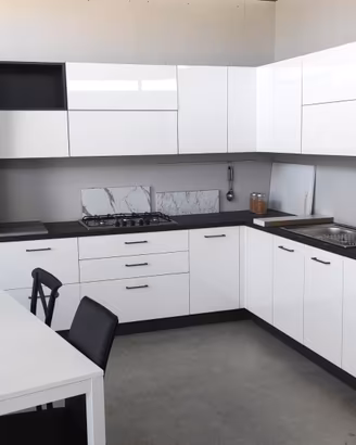 Cucina adattabile fine serie, con elettrodomestici