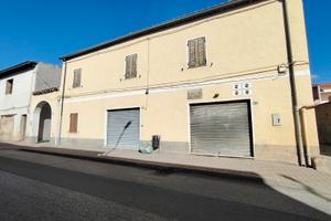 Intero stabile: appartamento e locali commerciali