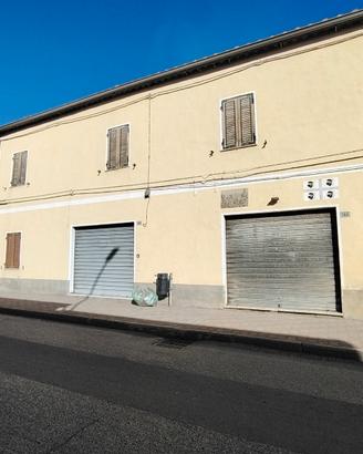Intero stabile: appartamento e locali commerciali