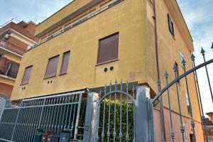 Trilocale via Roccabruna 72, Casalotti, Roma