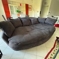 Divano isola con cuscini