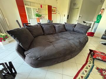 Divano isola con cuscini