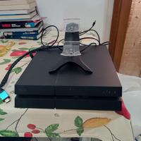 PS4 + 13 giochi originali + base ricarica joypad.