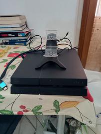 PS4 + 13 giochi originali + base ricarica joypad.