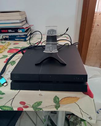 PS4 + 13 giochi originali + base ricarica joypad.