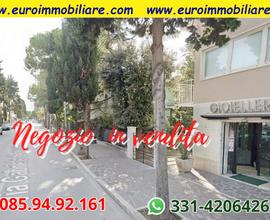 Negozio in centro su strada principale