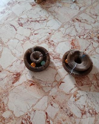 Gioco tiragraffi con palline per gatti