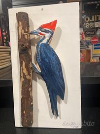 Scultura artigianale picchio pileato su tronco