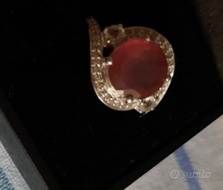 Anello in argento con rubino del Madagascar