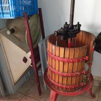 Torchio da vino 4,5 quintali e damigiane 