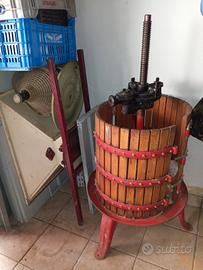 Torchio da vino 4,5 quintali e damigiane 