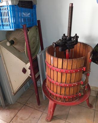 Torchio da vino 4,5 quintali e damigiane 
