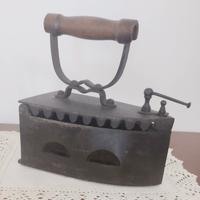 Ferro da stiro antico a braciere 